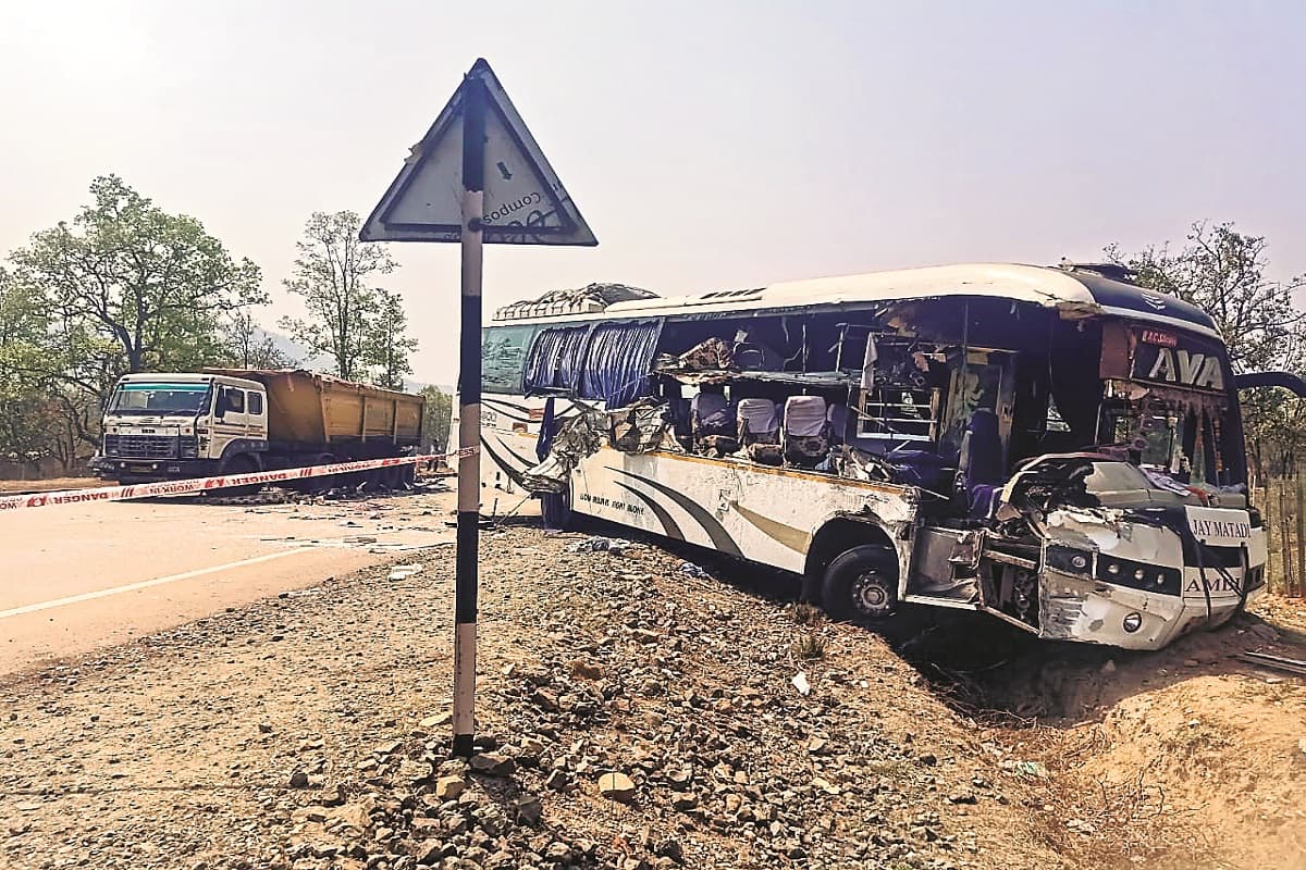 भुवनेश्वर से राउरकेला आ रही बस और हाइवा में जोरदार टक्कर, तीन की मौत, 18 से अधिक यात्री घायल