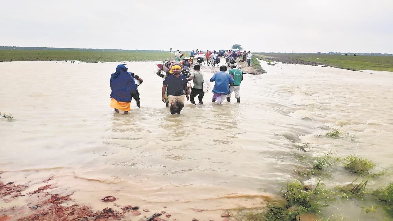 बक्सर में गंगा का जलस्तर बढ़ने से तटवर्तीय गांवों में बढ़ी लोगों की बेचैनी, प्रशासन ने जारी किया अलर्ट