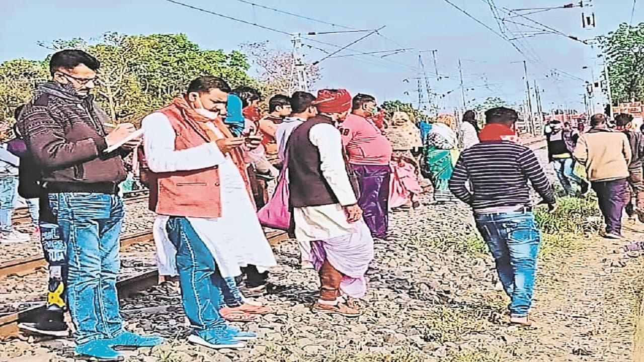 Bihar News: तीन मासूमों के साथ तेज रफ्तार ट्रेन के आगे कूदी महिला, दर्दनाक हादसे में चारों की मौत