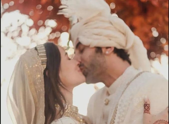 आलिया भट्ट के सामने रणबीर कपूर ने टेके घुटने, बाद में सबके सामने किया किस, देखें वरमाला का वीडियो