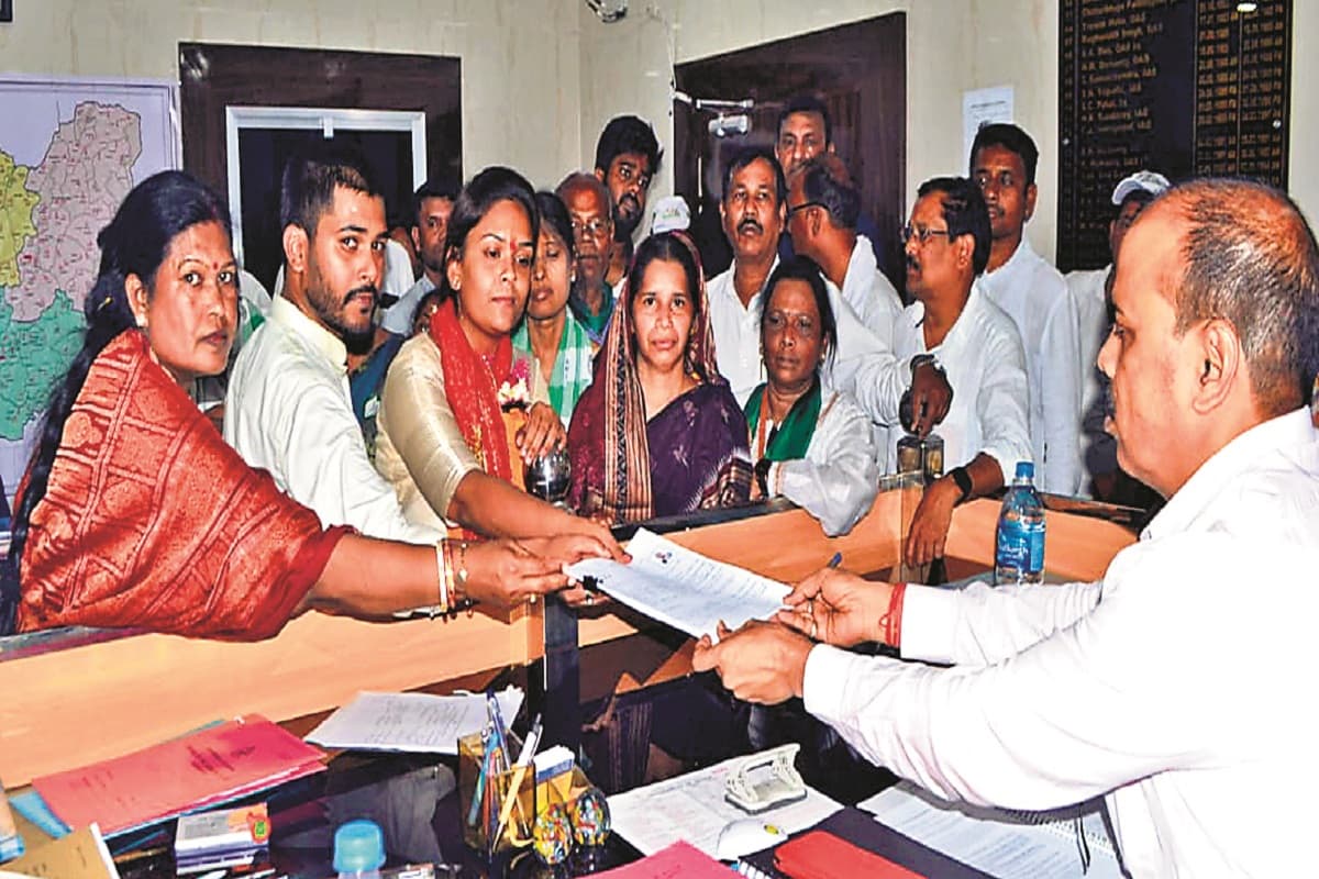 झारसुगुड़ा उपचुनाव: बीजद उम्मीदवार दीपाली दास ने दाखिल किया नामांकन