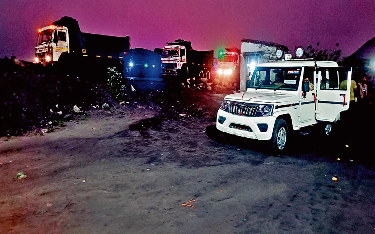 धनसार में रंगदारी व वर्चस्व को लेकर दो गुटों में भिड़ंत, तीन राउंड हुई फायरिंग