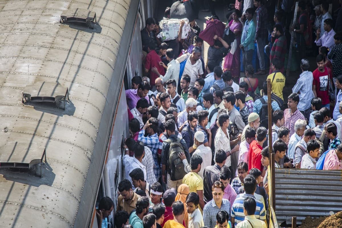 PHOTOS: त्योहारों पर घर जाने के लिए न हो परेशान, अब इन ट्रेनों में मिलेगा कंफर्म टिकट, देखें लिस्ट