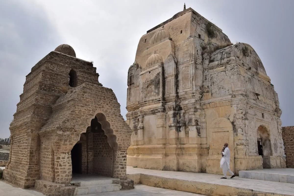 PHOTOS: 72 साल बाद पकिस्तान में खुला हिंदू मंदिर, नजारा देख पाकिस्तानी रह गए हैरान, आप भी देखें तस्वीरें