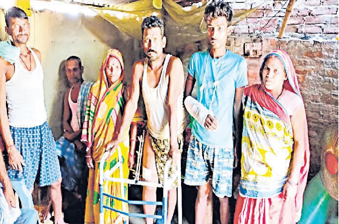 पुलवामा में गोली लगने से हुए घायल पिता व पुत्र पहुंचे गांव, अब परिवार का खर्च चलाने की चिंता