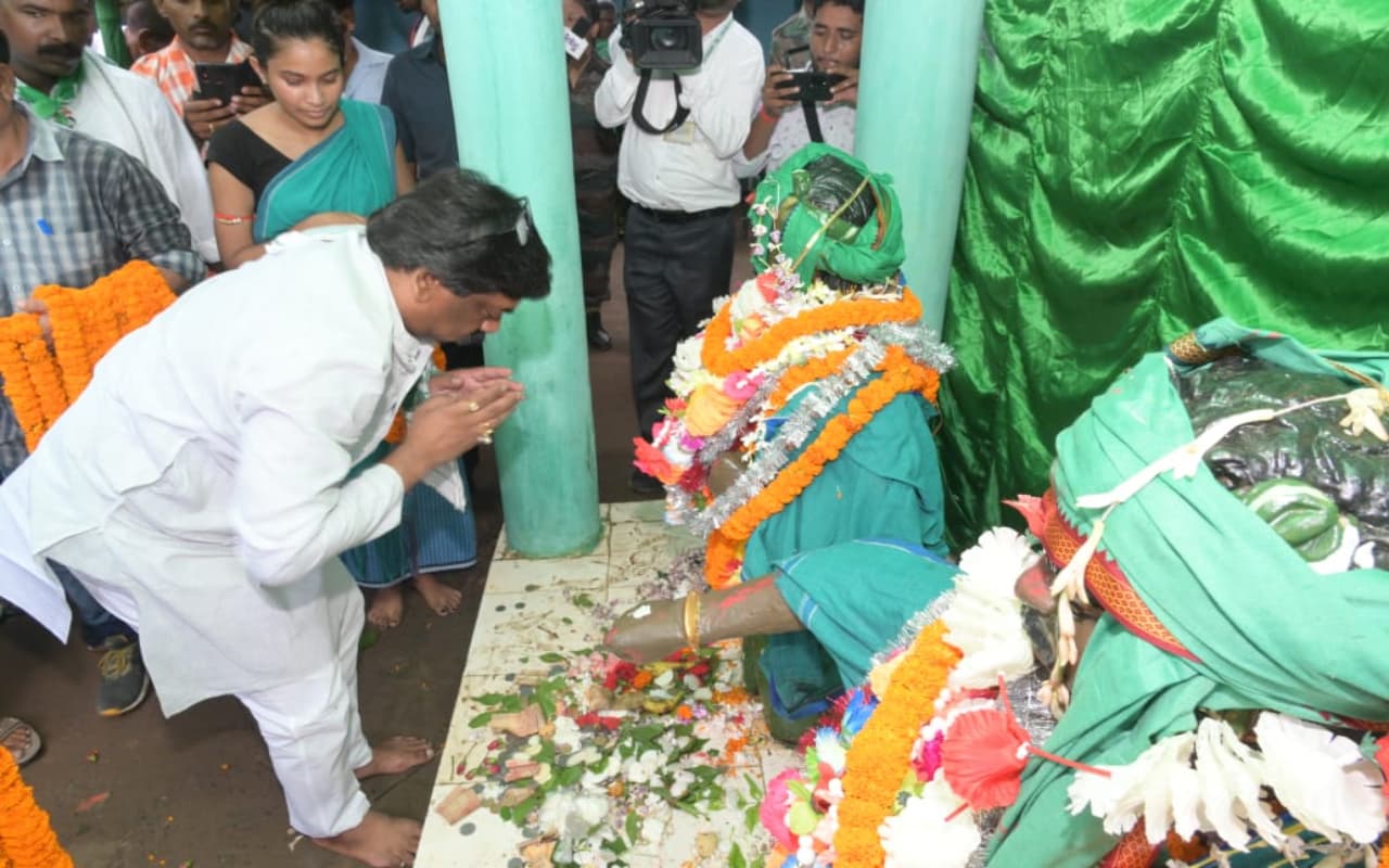 झारखंड के सीएम हेमंत सोरेन ने वीर शहीद सिदो-कान्हू को दी भावपूर्ण श्रद्धांजलि, देखें तस्वीरें