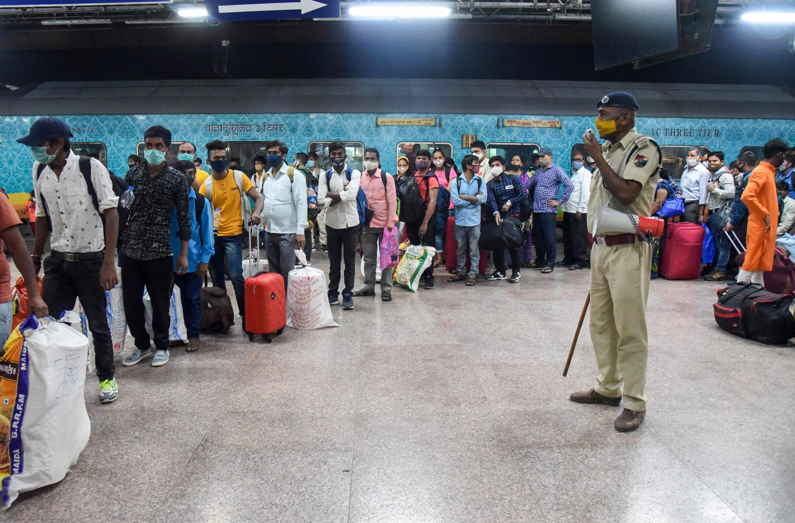 Coronavirus Updates : रेलवे स्टेशन और ट्रेन में मास्क नहीं पहनने पर वसूला जाएगा जुर्माना और थूकने पर…