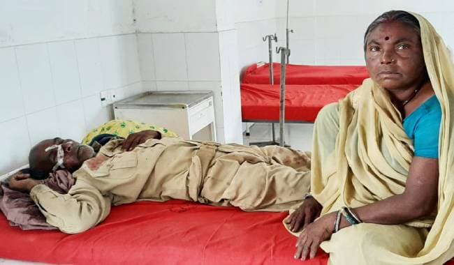 कटिहार में जुगाड़ गाड़ी ने चेकपोस्ट को तोड़ते हुए दो कोरोना योद्धा सिपाही को किया घायल