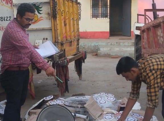 जमुई के खैरा में दुकानों पर छापे, नामी कंपनी के डुप्लीकेट पंखे व पार्ट्स बरामद