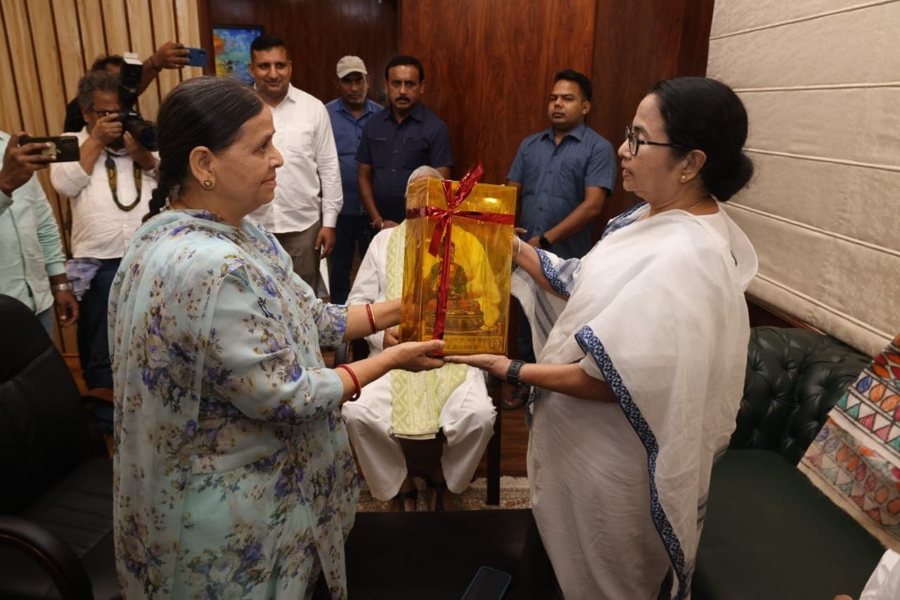 उपहारों का बड़ा थैला लेकर पहुंची ममता बनर्जी, तेजस्वी यादव की पत्नी-बेटी के लिए खास गिफ्ट