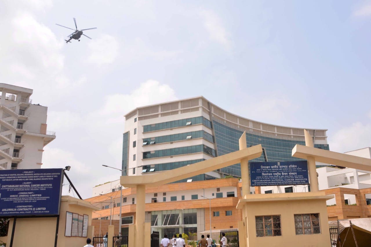 ममता सरकार की अनुमति नहीं मिलने पर भी वायु सेना ने अस्पतालों पर बरसाये फूल