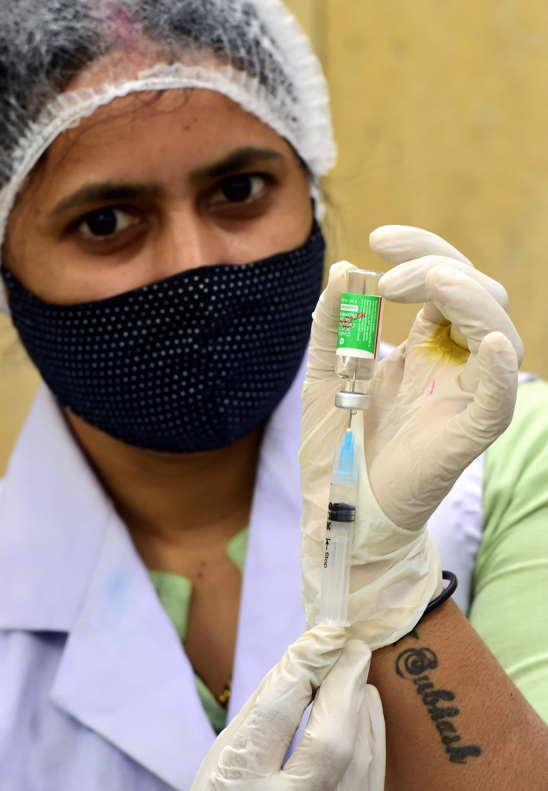 Coronavirus Vaccine : कोरोना वैक्सीन लेने से पहले और बाद में क्या खाएं और किन चीजों से करें परहेज, जानें यहां