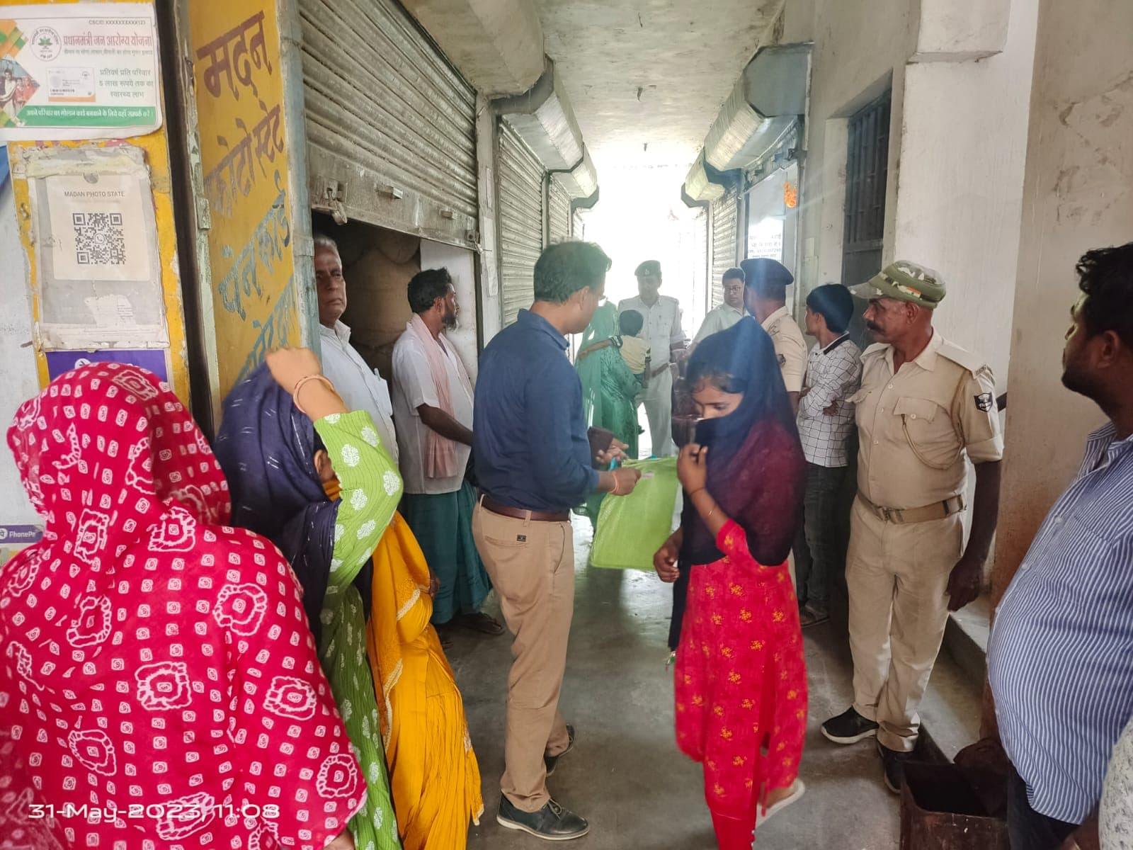 अररिया के रजोखर बाजार स्थित दुकान में छापामारी, नकली दस्तावेज बनानेवाले रैकेट का खुलासा