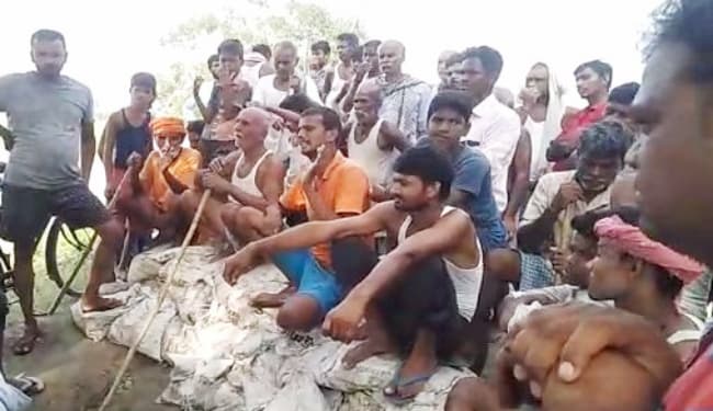 सारण तटबंध के मरम्मत कार्य को ग्रामीणों ने रोका, मजदूरों को खदेड़ा, अधिकारियों से वार्ता विफल