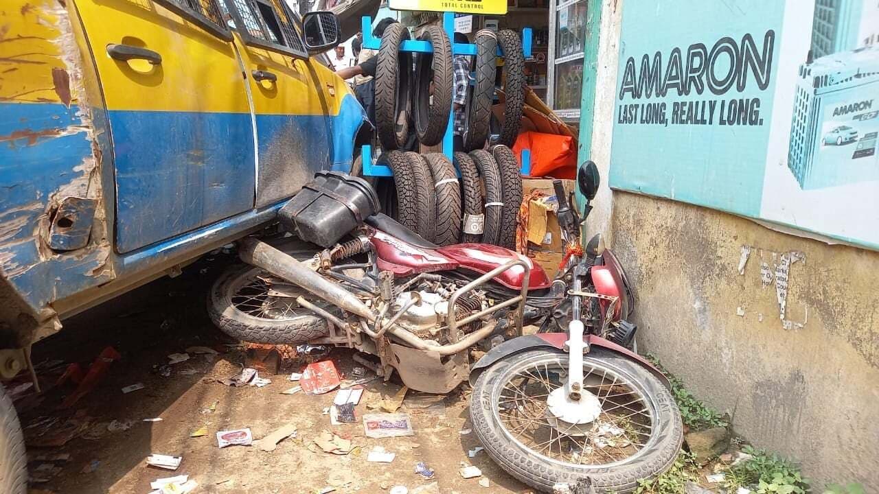 बिहार: ATM में कैश डालने एक करोड़ रुपए लेकर जा रही वैन दुर्घटनाग्रस्त, स्थानीय लोगों की जुटी भीड़