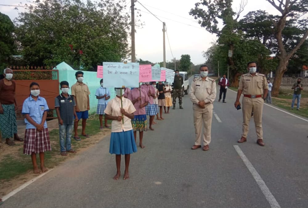 गुमला में अनाथ बच्चों ने बनायी पेंटिंग, लिखा : कोरोना को हराना है, देश को बचाना है