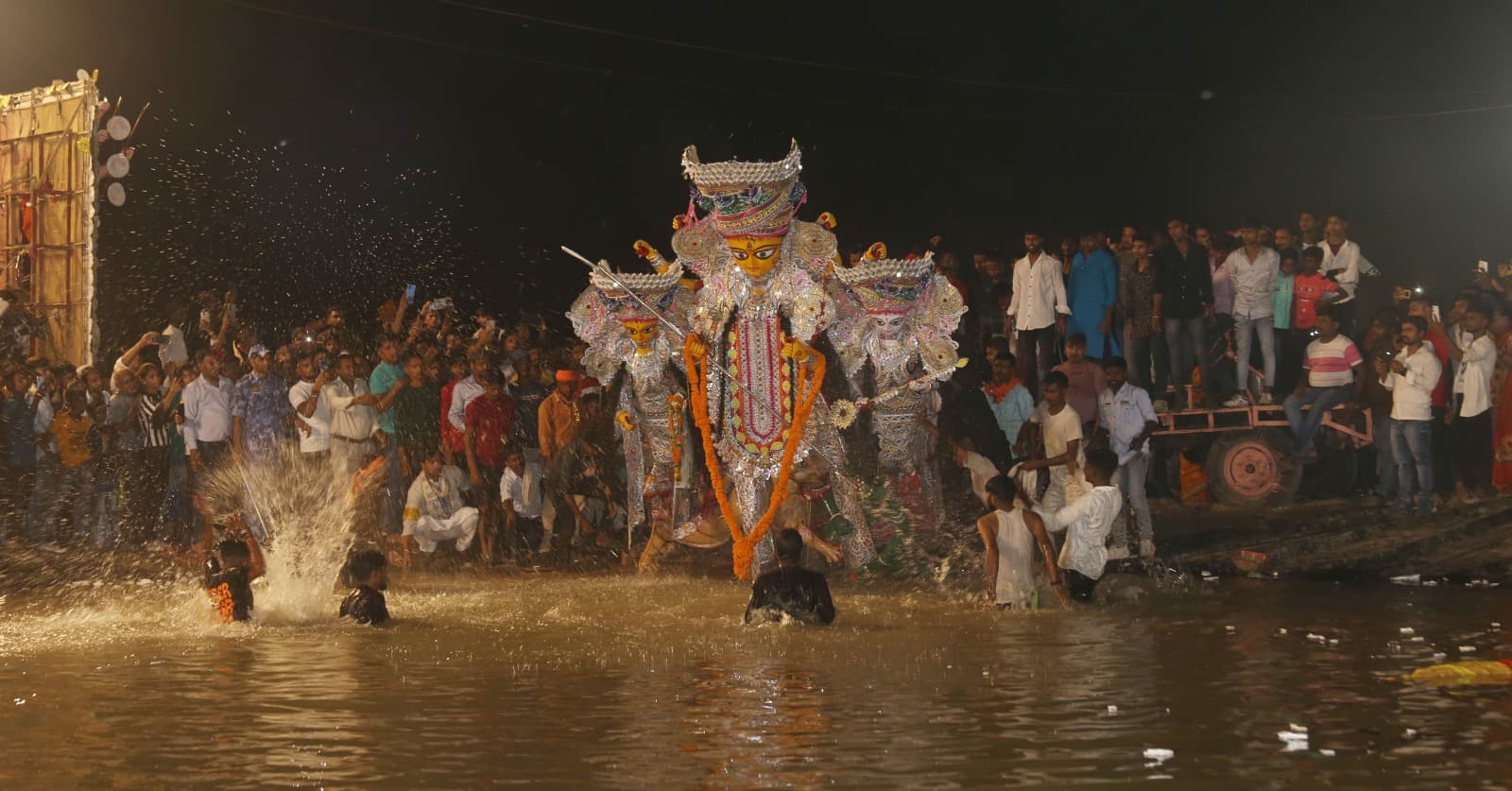 PHOTOS: भागलपुर में दुर्गा मूर्ति विसर्जन की तस्वीरें देखिए, नम आंखों से दी गयी मां को विदाई..