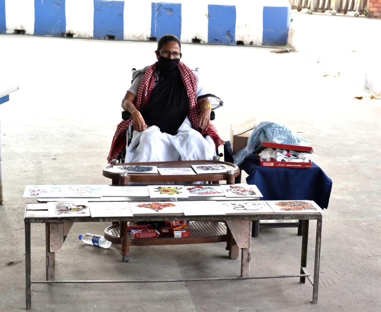 बैन के खिलाफ धरने पर बैठी ममता ने बनाई पेंटिंग, ट्विटर यूजर्स को याद आए ‘मजनू भाई’