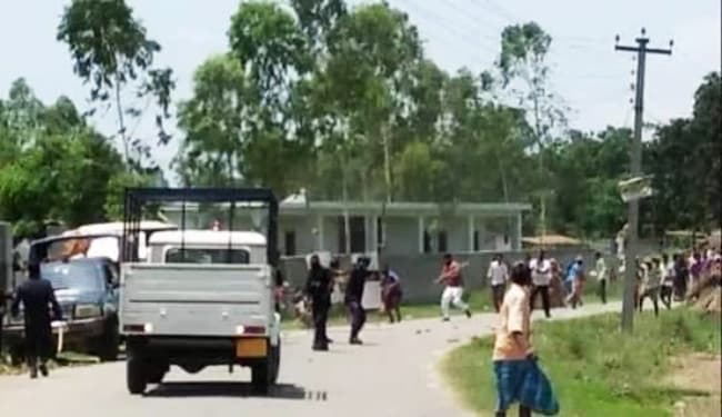 कोरोना पॉजिटिव होने पर आइसोलेशन वार्ड जाने से किया इनकार, पथराव के बाद पुलिस ने किया लाठीचार्ज, हवाई फायरिंग की