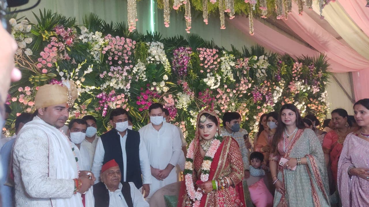 मुलायम परिवार की बेटी की शादी में एक मंच पर साथ आये मुलायम, शिवपाल, अखिलेश और रामगोपाल, देखें तस्वीरें