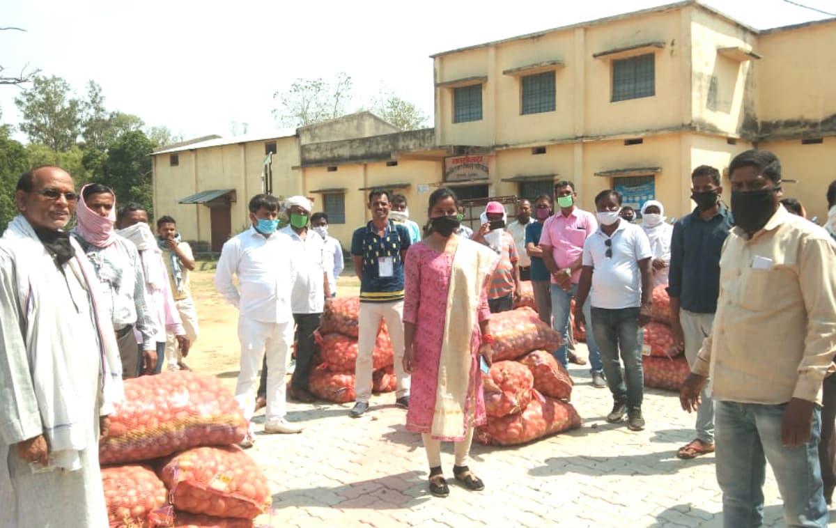 Coronavirus Lockdown: बड़कागांव विधायक अंबा प्रसाद अपनी सैलरी से लोगों में बांट रहींं अनाज