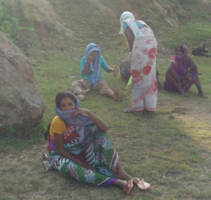 मजदूर के शव को गांव के बाहर रखा, दूर से अंतिम दर्शन की, फिर नदी किनारे हुआ अंतिम संस्कार