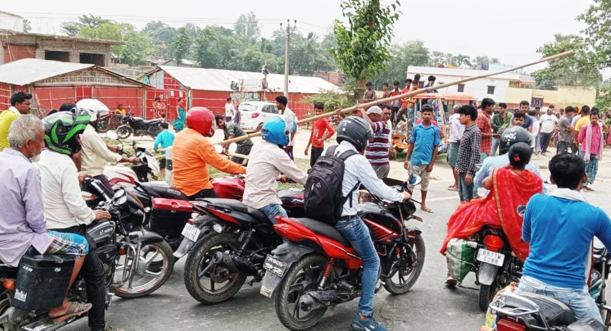 Road Accident: कटिहार से पूर्णिया आ रहे बाइक सवार दो युवकों की सड़क हादसे में मौत, सड़क जाम