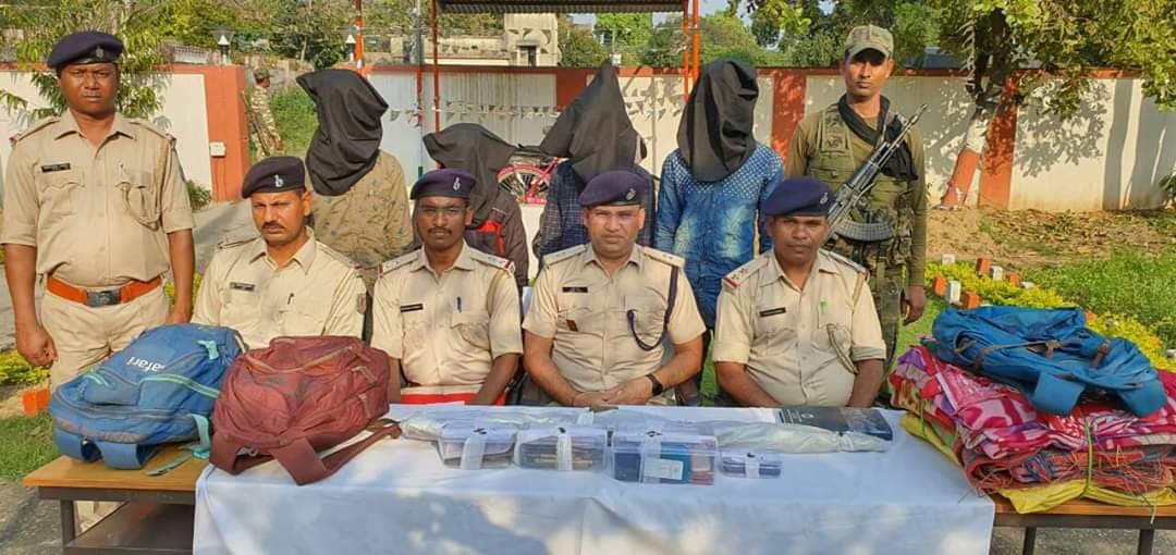 पुलिस ने हथियार के साथ नक्सलियों को किया गिरफ्तार