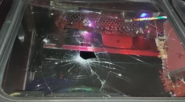 जमुई के बल्लोपुर घाट पर लोगों ने 25 ट्रकों के शीशे तोड़े, पुलिस पर लगाया महिलाओं से दुर्व्यवहार करने का आरोप