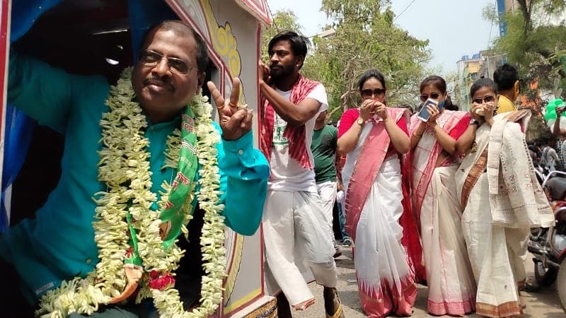 चुनावी चुस्की: पालकी पर सवार, दक्षिण हावड़ा के JDU कैंडिडेट श्रीकांत घोष चले वोटर्स के द्वार...
