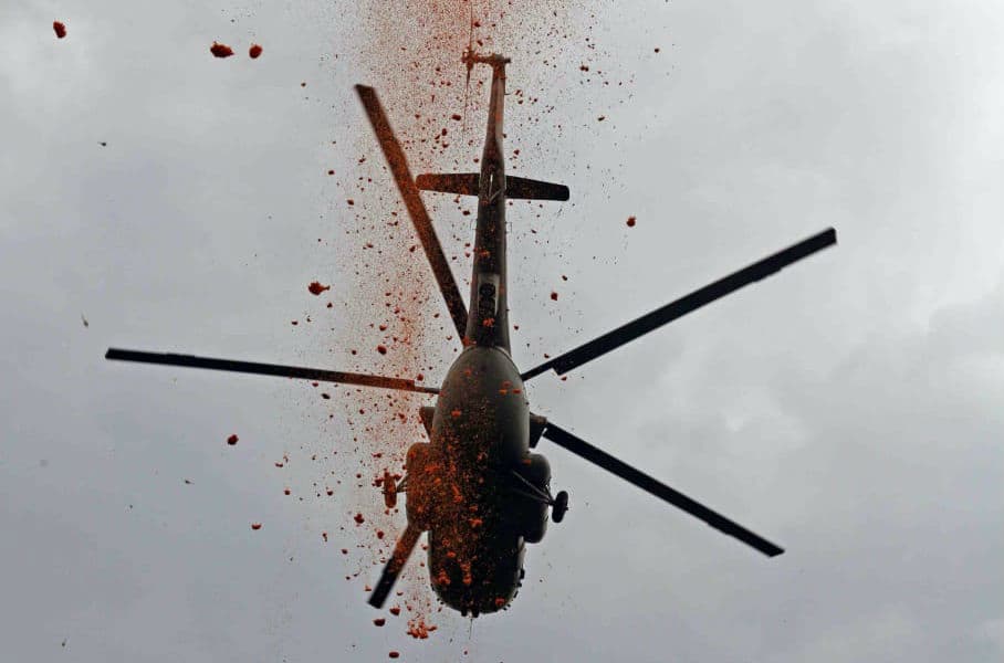 CORONA WARRIORS KO SALAM: कोरोना योद्धाओं पर हुई फूलों की बारिश, भावुक हुए डॉक्टर, नर्सें और अन्य स्टाफ, देखें वीडियो