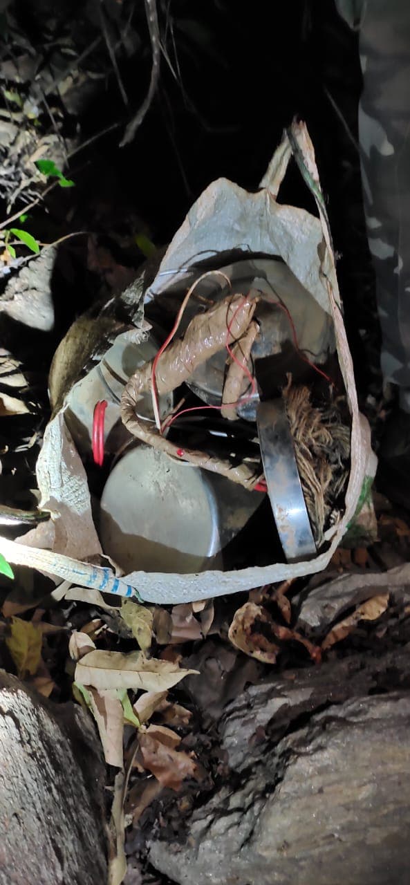 Jharkhand Naxal News : 10 लाख के इनामी नक्सली रहे जीवन कंडुलना के दस्ते का सक्रिय सदस्य बुधु हंसे गिरफ्तार, 22 IED बम भी बरामद, केन बम प्लांट करने में माहिर है बुधु