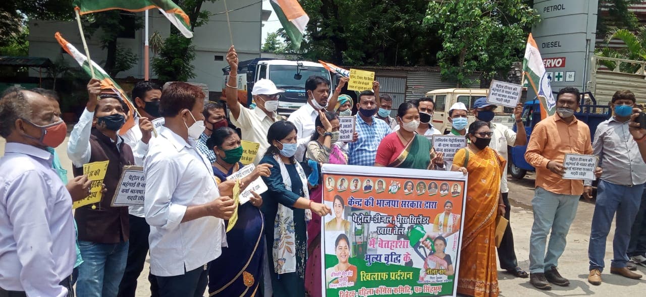 पेट्रोल, डीजल की कीमतों में वृद्धि के खिलाफ कांग्रेस का विरोध प्रदर्शन, बढ़ती महंगाई के बहाने सिंहभूम की सांसद गीता कोड़ा ने केंद्र सरकार पर साधा निशाना