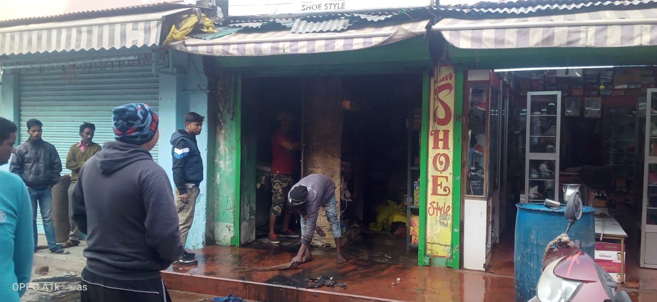 Jharkhand News : चाईबासा सदर बाजार में जूता-चप्पल के गोदाम में लगी आग, सामूहिक प्रयास से पाया गया काबू