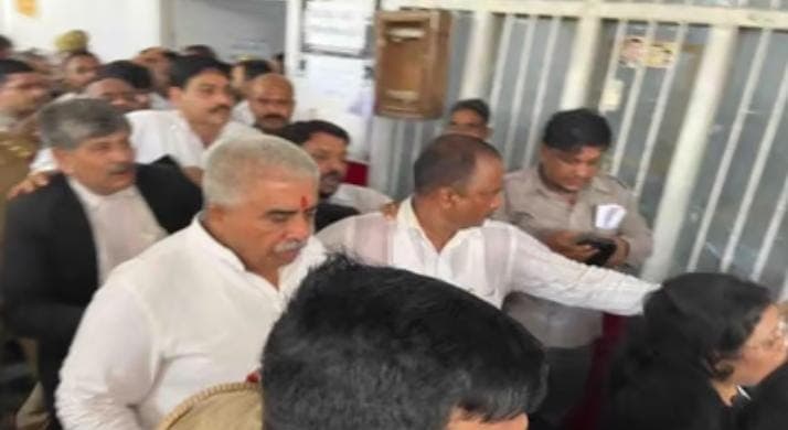 आर्म्स एक्ट में दोषी करार कैबिनेट मंत्री राकेश सचान ने किया कोर्ट में सरेंडर, 50K के मुचलके पर मिली बेल