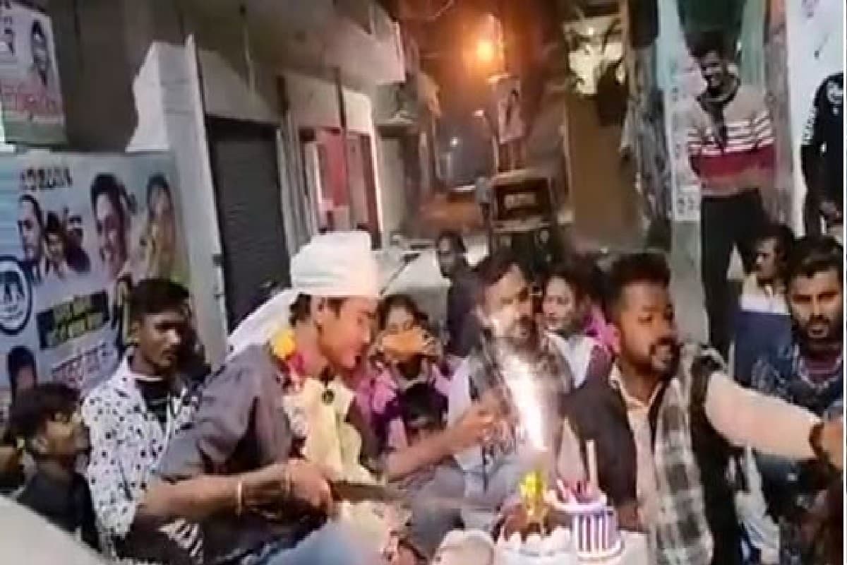 Viral Video: शौक भी क्या चीज है! कार की बोनट पर बैठकर फुल स्वैग में तलवार से काटा केक, वीडियो वायरल