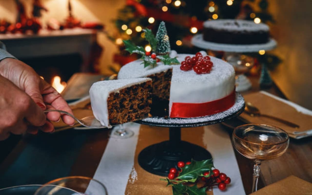 Christmas Cake Recipe: क्रिसमस गैदरिंग के लिए घर पर बनाएं डिलिशियस केक, ये है आसान रेसिपी