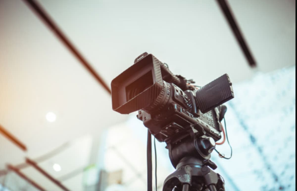 लाइट कैमरा एक्शन का इंतज़ार और बढ़ सकता है...