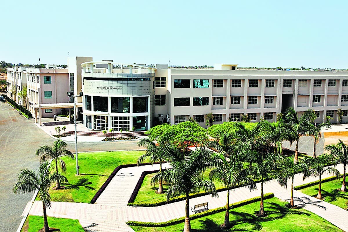 इंडस्ट्री के अनुरूप छात्रों को तैयार करता है IES यूनिवर्सिटी