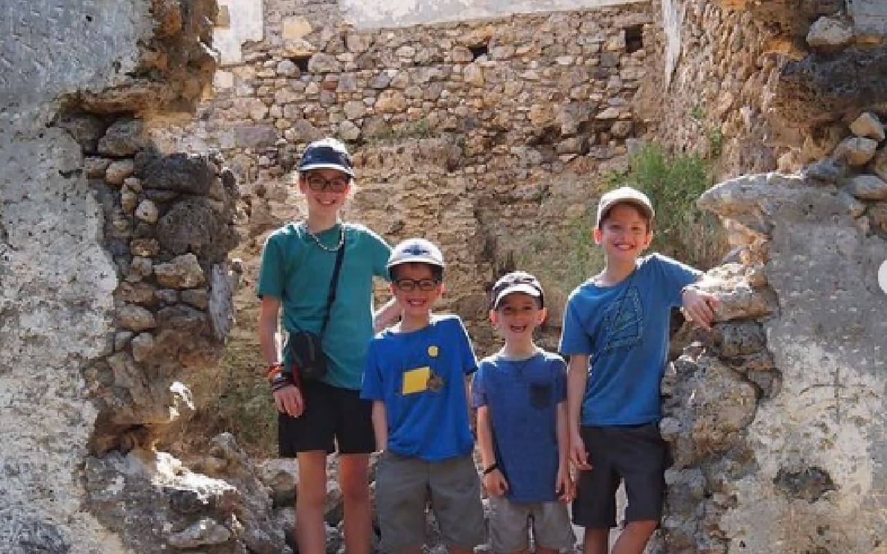 तीन बच्चों की जाने वाली है आंख की रोशनी, दुनिया की सैर पर निकला पूरा परिवार, जानें क्यों