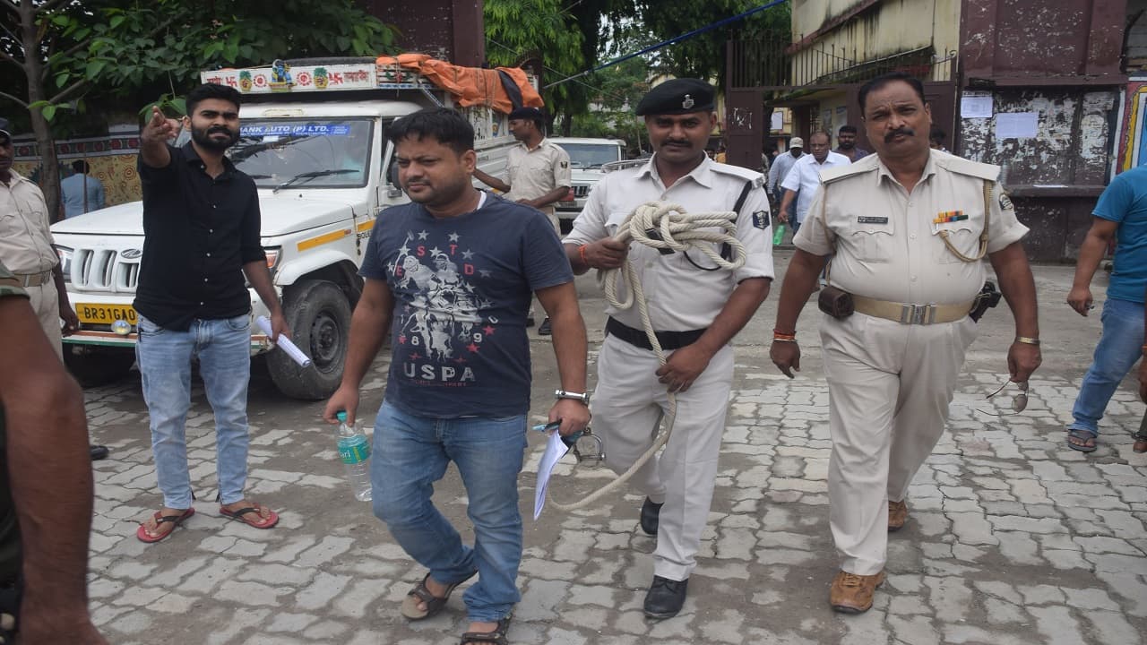 बिहार में 'गुरुजी' बनने जेल से एग्जाम सेंटर पहुंचा अभ्यर्थी, हाथ में लगी रही हथकड़ी..