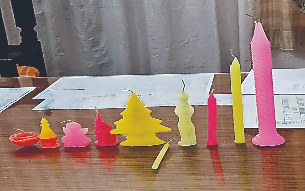 रांची के होटवार जेल के कैदी दीपावली पर बना रहे डिजाइनर मोमबत्ती, 2 से 50 रुपये तक है इसकी कीमत