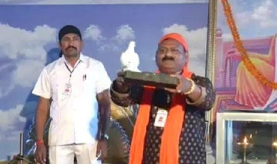 क्या आप भी फंसे हैं कैंडी बाबा के गोल्डन लॉलीपॉप में! 100 करोड़ की ठगी करने वाला गिरफ्तार