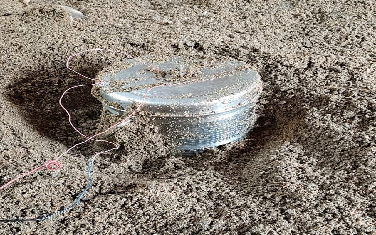 Jharkhand Naxal News: हजारीबाग में नक्सलियों की साजिश नाकाम, जंगल से 20 Kg का केन बम बरामद