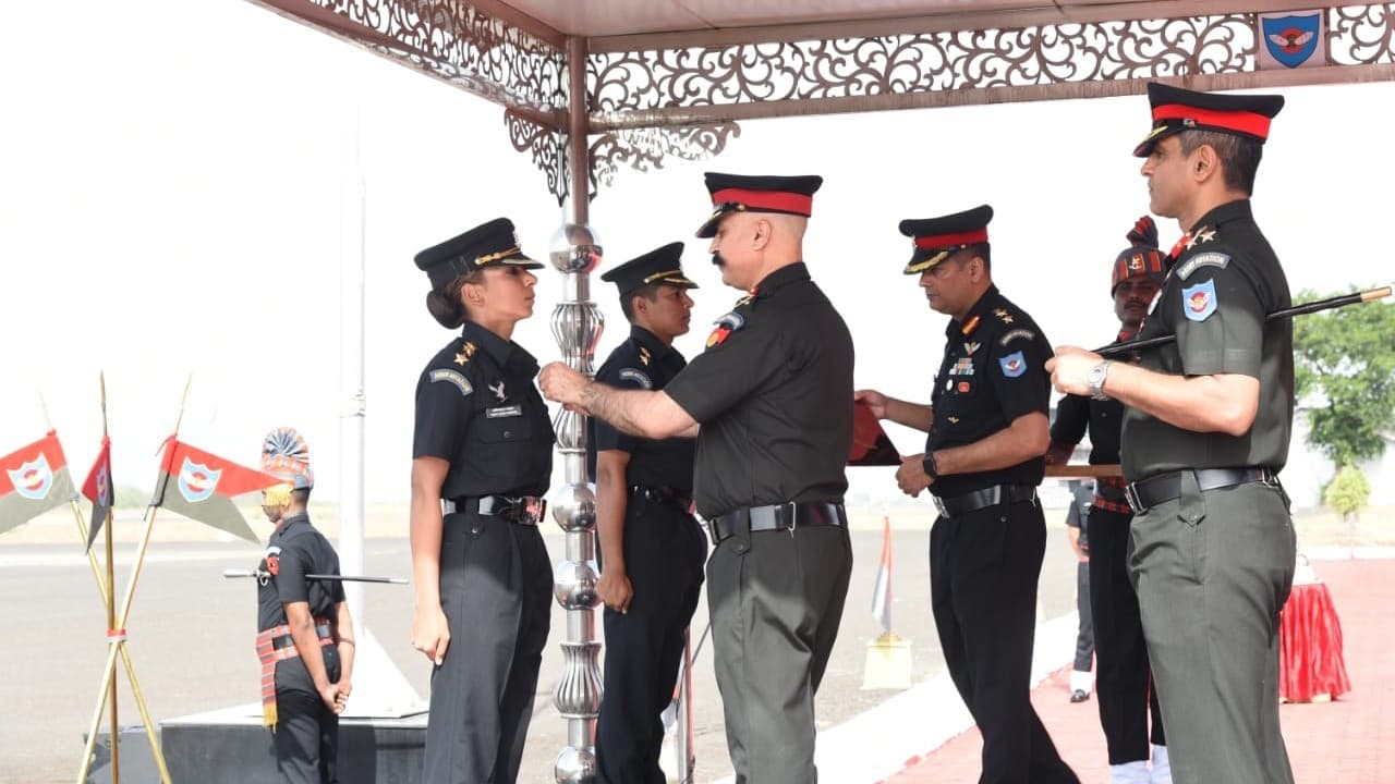 Captain Abhilasha Barak: कैप्टन अभिलाषा बराक भारतीय सेना की पहली ‘कॉम्बैट एविएटर’ बनीं