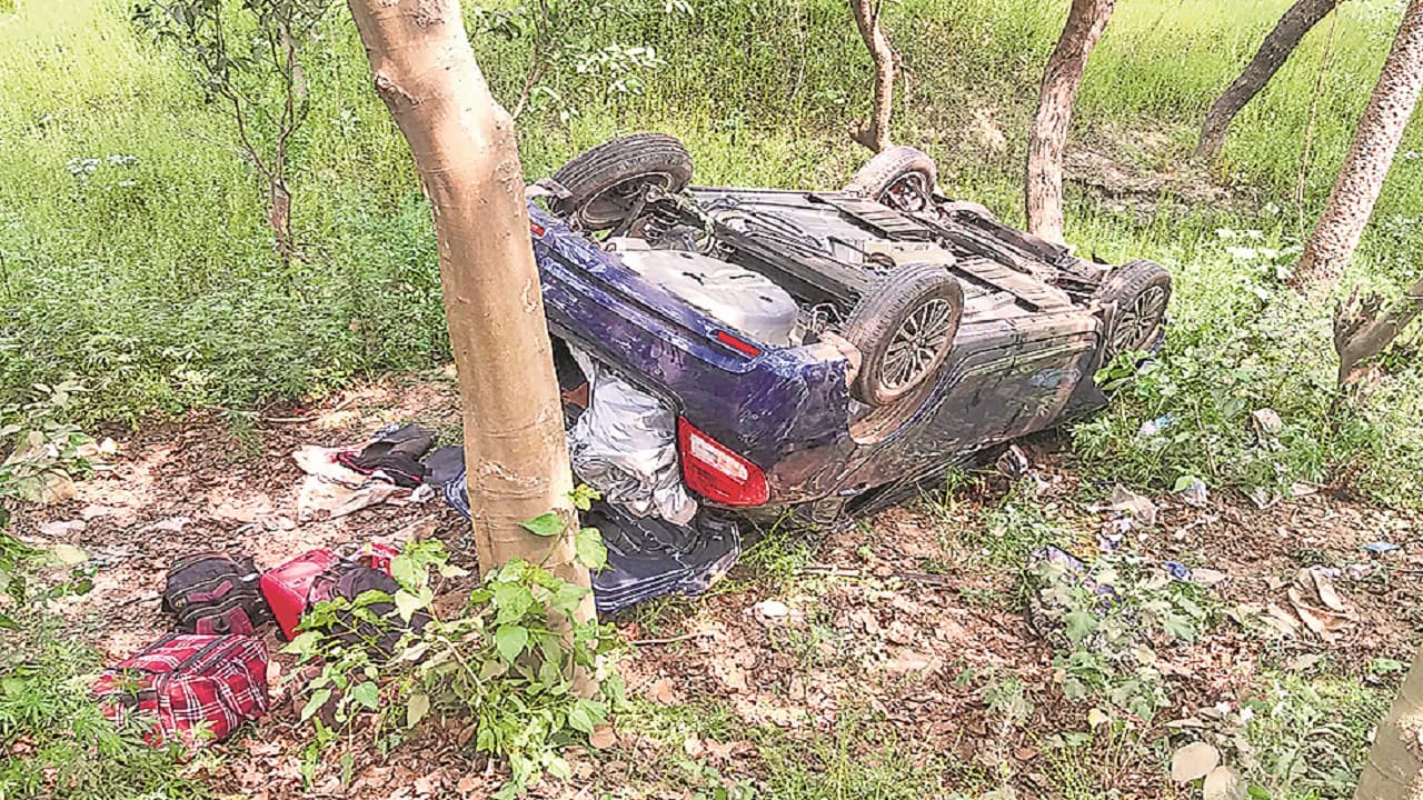 बगहा में शराब से भरी कार पलटी, घायल तस्कर लगाते मदद की रहे गुहार, शराब लूटते रहे लोग