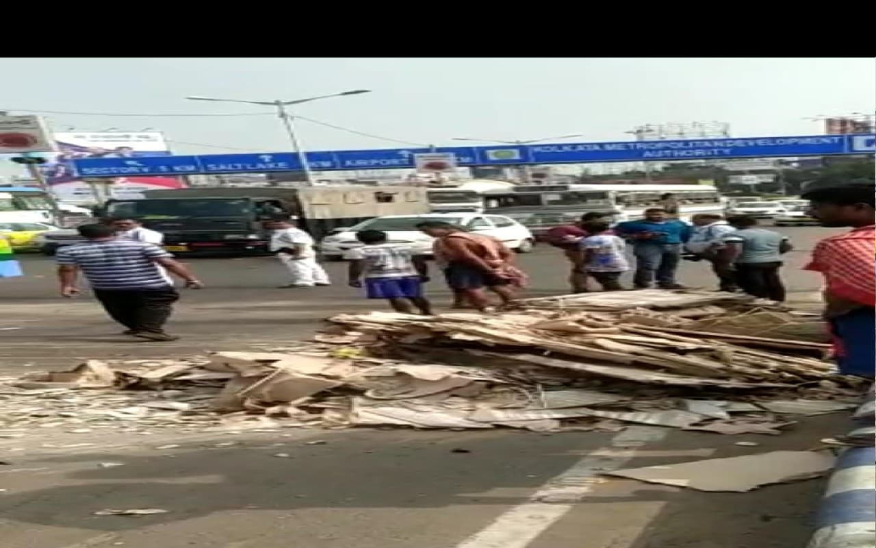 कोलकाता के प्रगति मैदान में पिकअप वैन पलटने से 3 श्रमिकों की मौत, 6 घायल