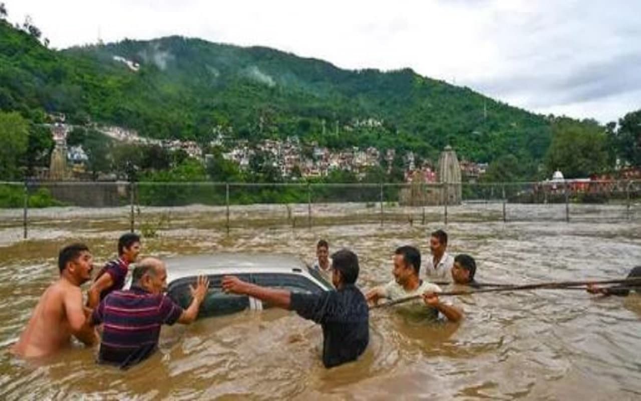 बाढ़ से राहत के लिए हिमाचल प्रदेश को 200 करोड़ रुपये देगी केंद्र सरकार