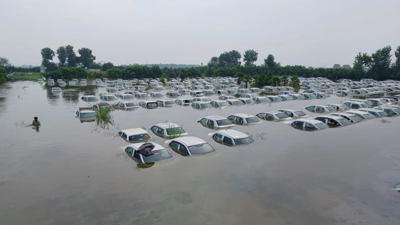 Bihar: मुंगेर में सड़क हादसा, तेज रफ्तार ट्रक से बचने के चक्कर में पोल से टकरायी कार, महिला की मौत