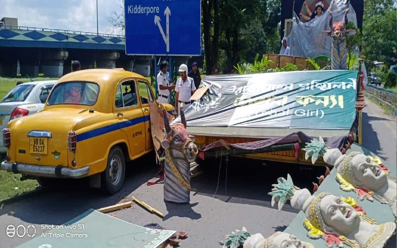 West Bengal : कार्निवाल से पहले रेड रोड पर हुआ हादसा, झांकी से टकराई कुणाल घोष की टैक्सी